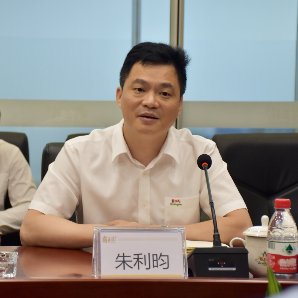 5 集團(tuán)副總裁兼財(cái)務(wù)總監(jiān)朱利昀.jpg